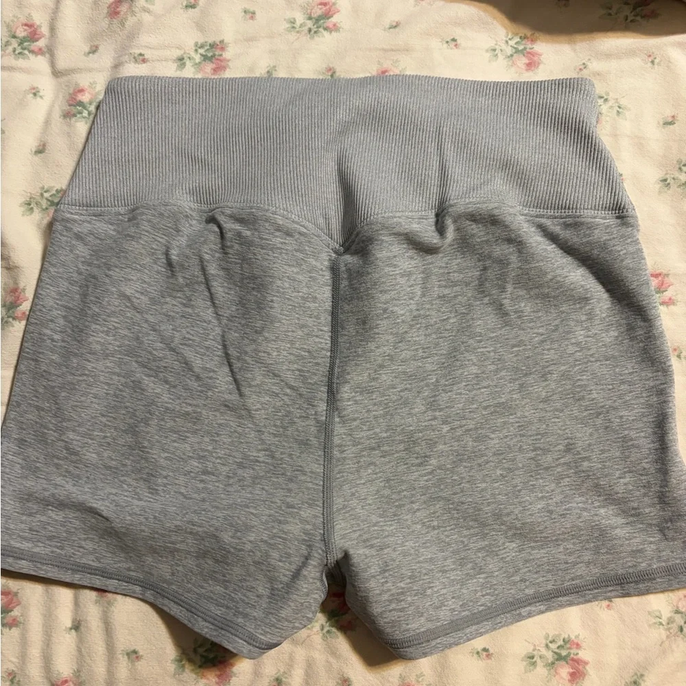 ALO Yoga High-Rise Ribbed Waist Gray Athletic Shorts - Picture 4 of 4